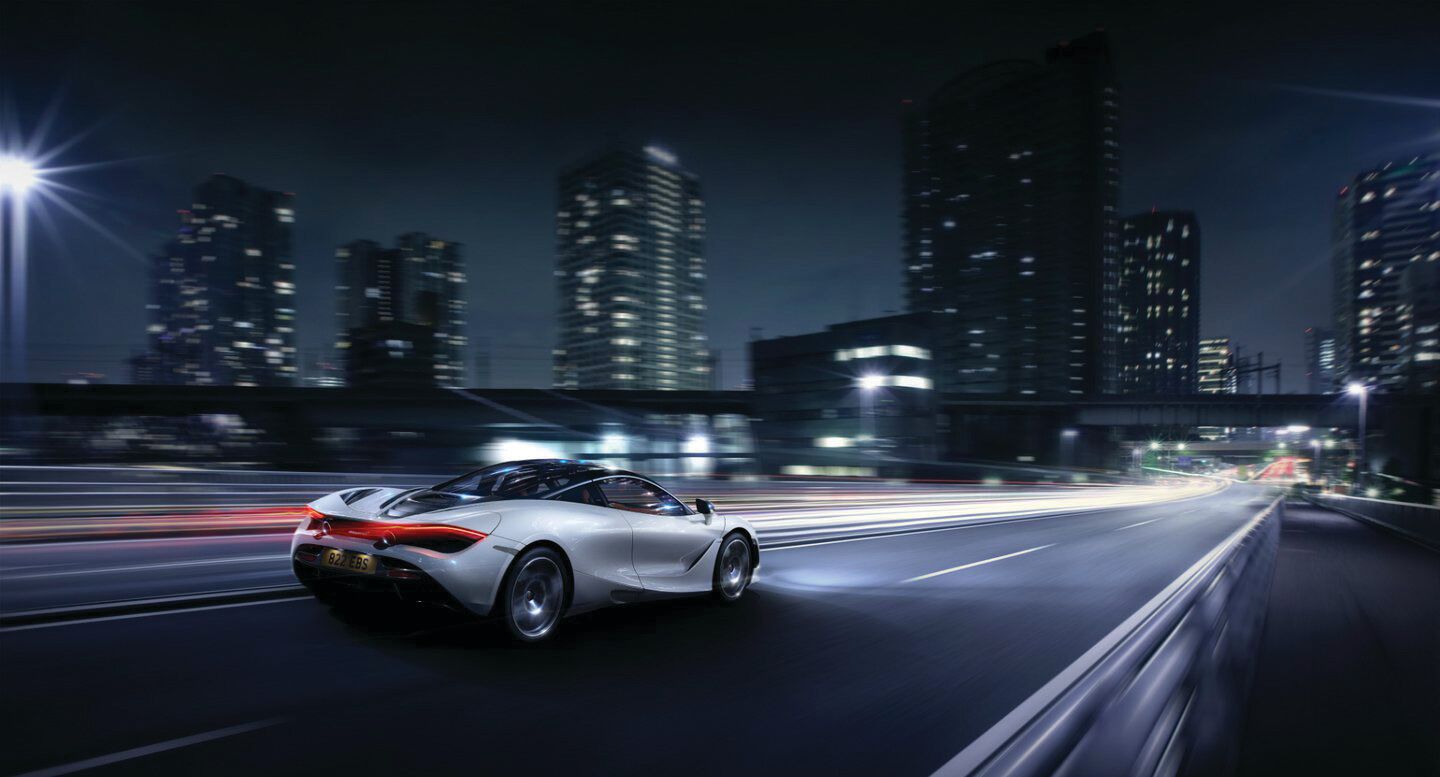 McLaren 720S ©McLaren, Lorsque l’on entend le nom «McLaren», c’est bien évidemment la Formule 1 qui vient à l’esprit. Fondée en 1963 par Bruce McLaren, l’écurie a vu défiler au sein de son équipe les plus grands champions de la discipline au cours d’un demi-siècle: Niki Lauda, Alain Prost, Ayrton Senna, Mika Häkkinen ou tout récemment Lewis Hamilton. Grâce en partie à tous ces protagonistes, McLaren détient plus de 180 victoires en Formule 1 et huit titres constructeur ; la preuve d’un savoir-faire exceptionnel dans l’art de concevoir des voitures ultra performantes, dont la technologie avant-gardiste fait frémir de crainte toute la concurrence. En 1989, l’homme d’affaires Ron Dennis décide de créer McLaren Automotive, soit des voitures de sport d’élite afin vouées à venir rouler sur les plates-bandes de la marque au cheval cabré. Go Out! se propose de vous faire découvrir deux des modèles phares du constructeur qui vont en émouvoir plus d’un., par yessine sidi ali, automobile, go out magazine