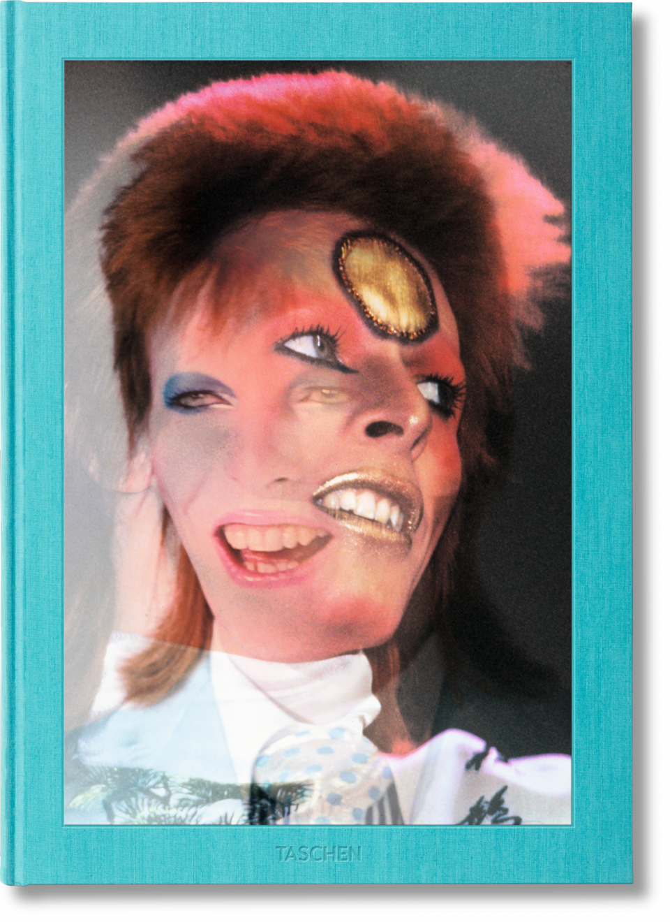 The Rise of David Bowie, 1972-1973, Mick Rock, Ce livre, constitué pour près de la moitié d’images jamais publiées auparavant, réunit autant de spectaculaires photos de scène et de clichés emblématiques que des portraits intimes pris en coulisses de David Bowie. S’ouvrant par une couverture 3D révélant plusieurs portraits, le livre rend hommage à l’esprit d’expérimentation et de réinvention permanente de Bowie et apportent un éclairage inédit sur sa carrière et ses multiples facettes. À la fois distant et proche, ludique et sérieux, sincère et artificiel, cet hommage déborde d’énergie et d’audace à l’instar de l’artiste et célèbre un artiste flamboyant et inspirant, dont on n’oubliera jamais la puissance créative. Un hommage unique du photographe officiel et partenaire artistique de David Bowie, Mick Rock. Imaginé en 2015 avec la bénédiction de Bowie, ce recueil électrisant comprend des photographies de scène, images des coulisses, couvertures d’album, entre autres, pour retracer la révolution musicale, théâtrale et sexuelle déclenchée par la fameuse tournée mondiale de «Ziggy Stardust» entre 1972 et 1973, et célébrer l’inspiration inépuisable d’un artiste audacieux et flamboyant. On notera que TASCHEN expose plus de 20 photos signées Mick Rock au Montreux Jazz Festival qui sont en vente à la House of Jazz Boutique et également via taschen.com/montreux. Par NYATA NATALIE RIAD go out magazine
