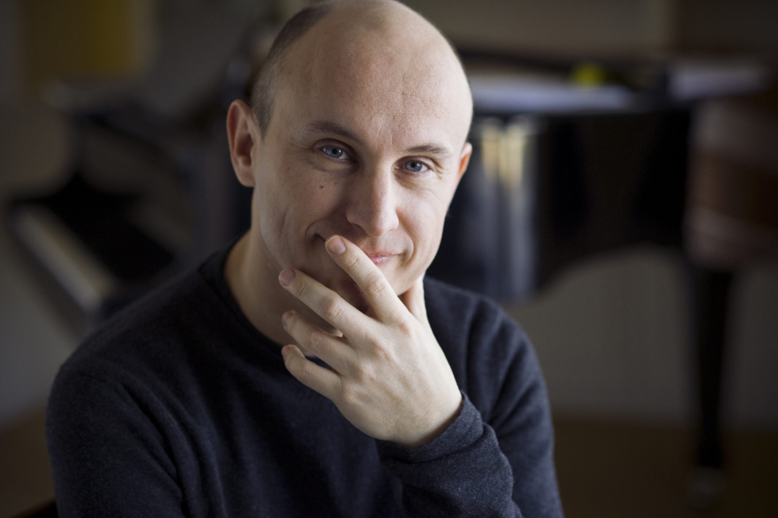 Nelson Goerner (c)Jean-Baptiste Millot, Ceux qui ont souffert de la foule et de la chaleur lors de la fête de la musique n’ont rien à craindre, une nouvelle édition de Musiques en été leur permettra de se rattraper. Le festival s’ouvre le 6 juillet avec un concert de jazz donné par des musiciens de l’OSR à la scène Ella Fitzgerald du parc La Grange. Les grands acteurs classiques locaux marqueront le programme des semaines suivantes, avec notamment le célèbre pianiste Nelson Goerner qui se produira en récital sur Schubert, Brahms et Debussy. Nous retrouverons également la formation Gli Angeli de Stephan MacLeod dans des cantates profanes de Bach, ainsi que la Cappella Mediterranea, dirigée par Leonardo García Alarcón, qui interprétera des extraits de Monteverdi. Pour les plus éclectiques, le festival propose même un programme de jazz et de musiques actuelles, ainsi qu’une soirée de fête nationale au parc La Grange au rythme du swing de Gypsie Planet. Rendez-vous quasi quotidiens du 6 juillet au 22 août, à l’Alhambra, à la scène Ella Fitzgerald et au Victoria Hall.