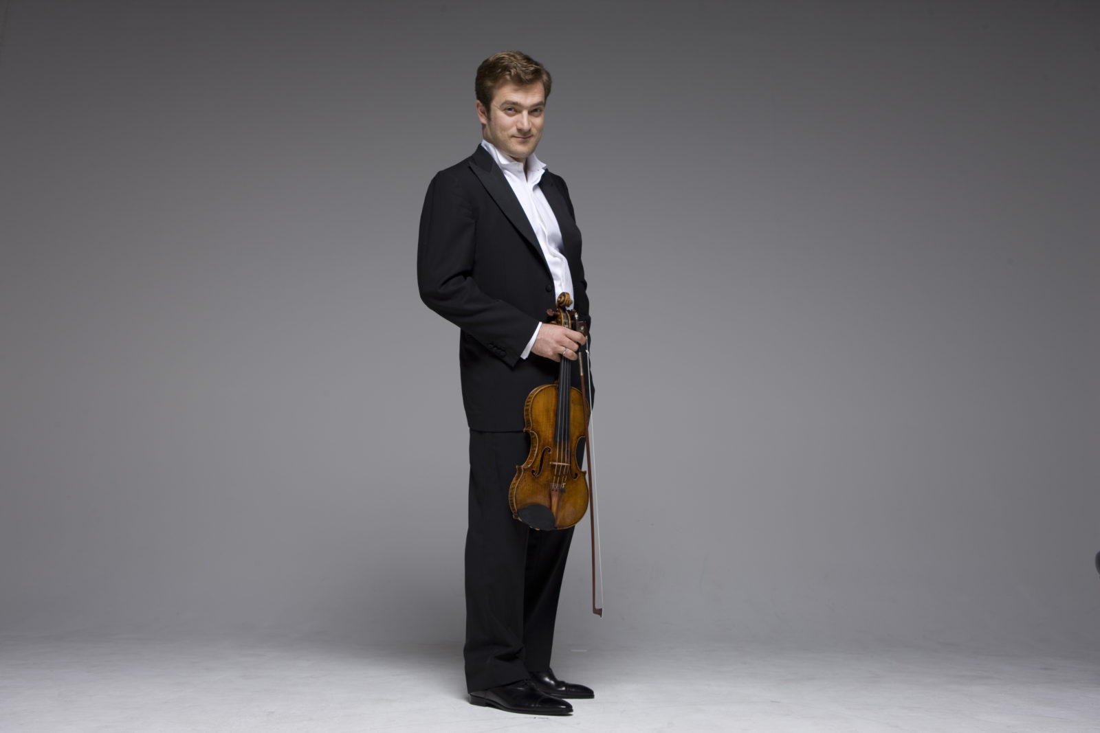 Renaud Capuçon (c)François Darmigny, Megève accueillera cet été pendant 17 jours le Megève Festival Savoy Truffle, un nouveau festival pluridisciplinaire mettant en valeur la Savoie, son héritage culturel et ses artistes. Avec environ 70 évènements de musique classique, jazz et pop, de films, de littérature, de débats et de théâtre jeunesse interprétés à la fois par des virtuoses de renommée internationale mais aussi par des artistes régionaux, le festival propose une offre variée tant au niveau des disciplines que du programme artistique avec notamment des stars internationales et régionales à l’image d’Eric-Emmanuel Schmitt, Renaud Capuçon, Jennifer Larmore, Xavier de Maistre, Alain Carré, Sylvain Saudan, Uri Caine, les quatuors à cordes Arditti, Ebène et Szymanowski ainsi que Les Musiciens du Louvre, l´Orchestre Symphonique des Alpes, l´Orchestre des pays de Savoie et l´Orchestre d´Accordéons de Savoie., go out magazine 2018