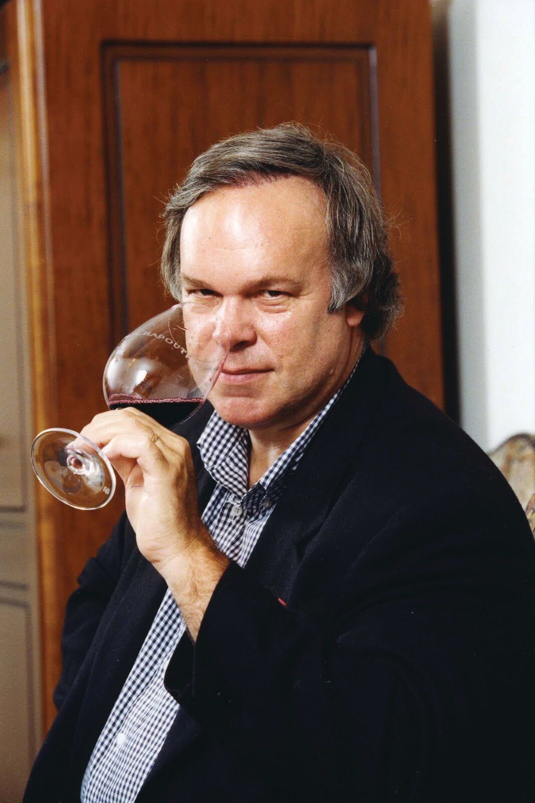 Robert McDowell Parker. Ben oui, il y'a des vins meilleurs que d'autres. Et aussi certains bien faisandés avec une belle petite note de lacet mouillé. Mais de là à établir une notation représentative de la qualité des vins... Enfin, la spéculation autour des vins rares est aujourd'hui telle qu'il faut bien des experts pour justifier qu'un Château Petrus coûte légèrement plus cher que le meilleur gamay du Beaujolais. Alors que valent les notations des gourous du vin, les médailles de concours et à qui peut-on bien se fier sinon aux divins avis de votre serviteur? PAR PIERRE-EMMANUEL FEHR, go out magazine