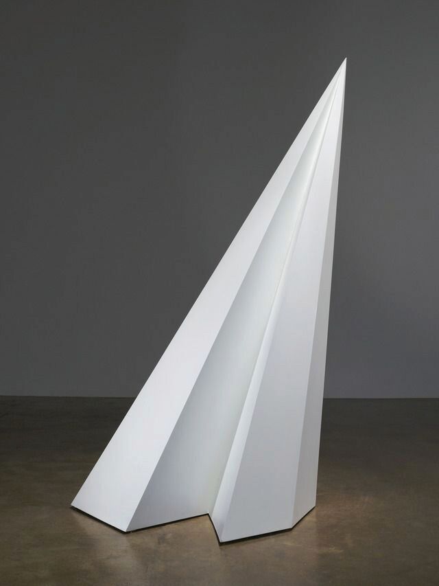 Sol LeWitt, Pyramid #10 (1985), Après New York, Séoul, Hong-Kong, Pékin, Londres et Palo Alto, c’est dans la Cité de Calvin que la galerie américaine Pace a décidé de poser ses valises. Pour son neuvième espace d’exposition, ouvert depuis le mois de mars, Pace a investi une arcade de plus de 300m2 au Quai des Bergues. Spécialisée en art moderne et contemporain, la galerie désire établir une présence permanente sur le territoire helvétique. Les liens avec les communautés culturelles suisses et européennes, qui ont jusqu’à maintenant joué un rôle central dans le travail et l’expansion de Pace, sont ainsi renforcés et pérennisés. Pour la première exposition à Genève, les travaux de Sol LeWitt (1928-2007), Louise Nevelson (1899-1988) et Adam Pendleton (1984) ont été montrés. Prolongée, l’exposition a été (ré)intitulée LeWitt, Nevelson, Pendleton PART II, et de nouvelles pièces sont venues rafraîchir l’ensemble. A visiter jusqu’au 13 juillet, par eleonora del duca, go out magazine