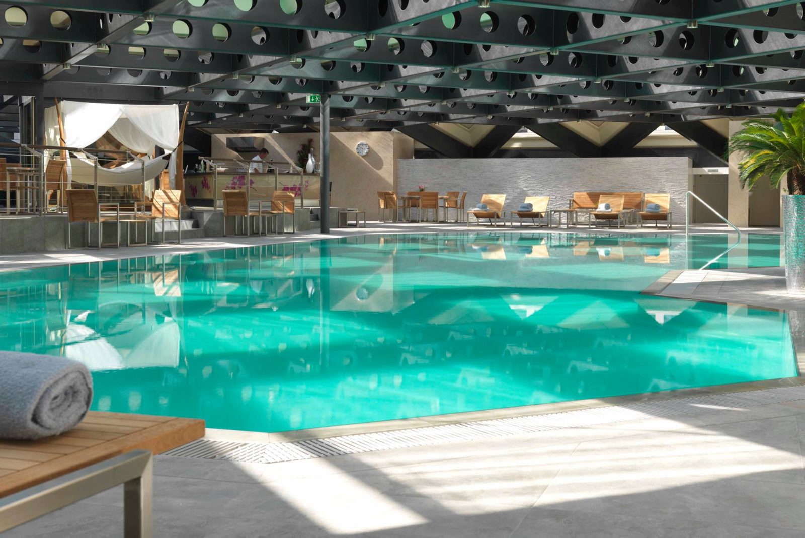 Spa Valmont Grand Hotel Kempinski (c)Spa Valmont Grand Hotel Kempinski (Facebook),L’été est arrivé! Et avec ça, le besoin de ressourcer son corps et son esprit se fait naturellement de plus en plus ardent. Sculpter sa silhouette, libérer le corps de ses toxines, refléter sa beauté intérieure, c’est dans cet esprit de renaissance que le Spa Valmont du Grand Hotel Kempinski, en collaboration avec les thés Wandertea de la célèbre it-girl Caroline Receveur, propose une cure détoxifiante dite Detox my Beauty où raffinement, bien-être et sur-mesure sont les maîtres-mots de cette expérience inédite. Close-up sur les soins proposés pour devenir fit et vite!, par melissa n'dila, go out magazine